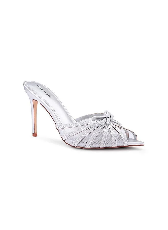 أيقون صنادل بكعب مزينة بأشرطة